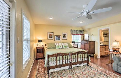 Oakwood Apartamento | Studio in College Station with Expansive Deck!