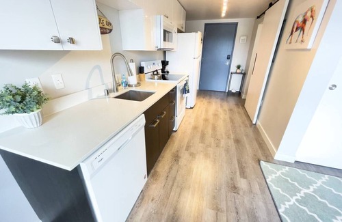 Southcenter Apartamento | Studio in great location!