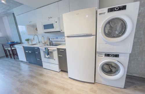 Southcenter Apartamento | Studio in great location!