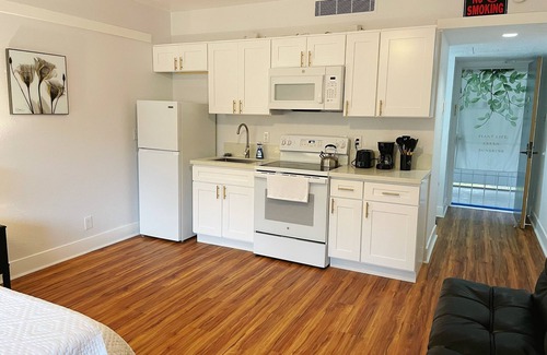 Hilo Condominio | Studio in Hilo Center with Pool and Lake Views