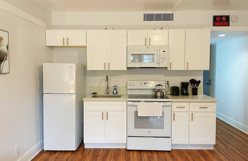 Hilo Condominio | Studio in Hilo Center with Pool and Lake Views