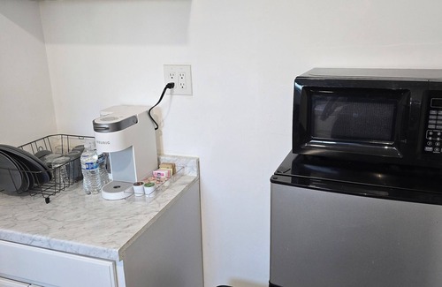 Eastside Apartamento | Studio in Long Beach with AC