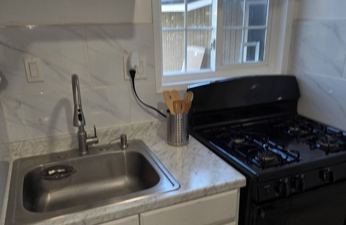 Eastside Apartamento | Studio in Long Beach with AC
