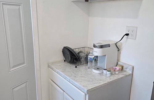 Eastside Apartamento | Studio in Long Beach with AC
