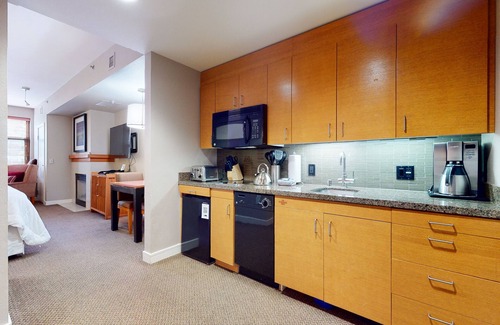 Mammoth Lakes Condominio | Studio in Luxury Hotel, Right Across The Village. Pool & EV Charging Station
