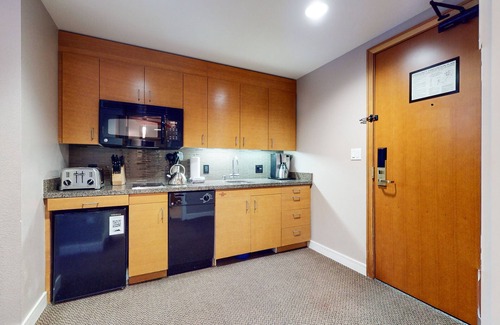 Mammoth Lakes Condominio | Studio in Luxury Hotel, Right Across The Village. Pool & EV Charging Station