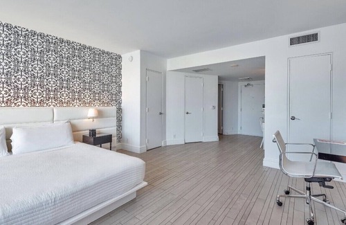 Flamingo/Lummus Hotel | Studio in South Beach with best Sunset s ever . BTR008203-11-2019. CND2332048.