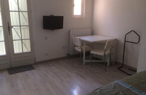 Pertuis Apartamento | Studio indépendant en RDC de villa, parking