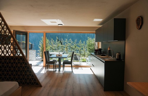 Saltusio Apartamento | Apartamento estudio 'Garden Lodge Exclusive Two' con vistas a la montaña, terraza privada y Wi-Fi