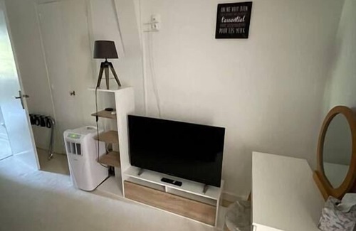 Excideuil Apartamento | Studio king size bed, kitchen, living/dining room.