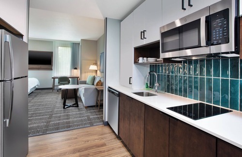 Crystal Springs Apartamento | 1 Bedroom Hotel Suite in Grand Rapids with AC, WiFi, Fitness Room and Breakfast