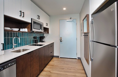 Crystal Springs Apartamento | 1 Bedroom Hotel Suite in Grand Rapids with AC, WiFi, Fitness Room and Breakfast
