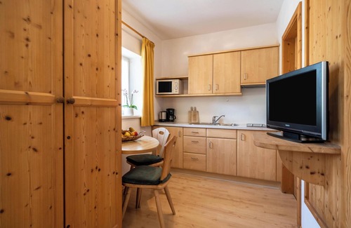 Nalles Apartamento | Estudio "Kreuzwegerhof Nals Blaub" con vistas a la montaña, piscina, Wi-Fi y jardín