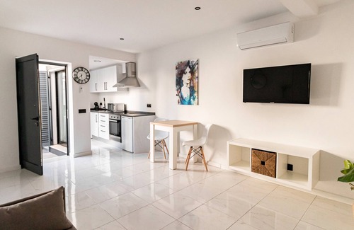 Albufeira Apartamento | Studio 'Mi Casa Es Su Casa Nº1' with Wi-Fi and Air Conditioning