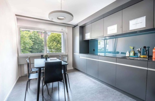 St. Gallen Apartamento | Estudio moderno rojo (3) con ducha (+ cocina de uso compartido)
