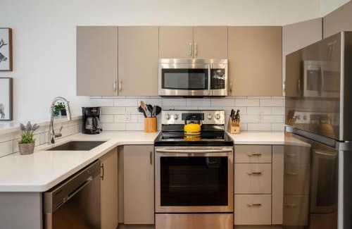 Village North Apartamento | Studio, Modern Studio in the Heart of the Village by Harmony Whistler
