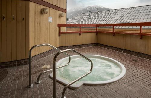 Village North Apartamento | Studio, Modern Studio in the Heart of the Village by Harmony Whistler