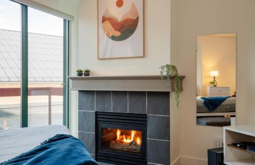 Village North Apartamento | Studio, Modern Studio in the Heart of the Village by Harmony Whistler
