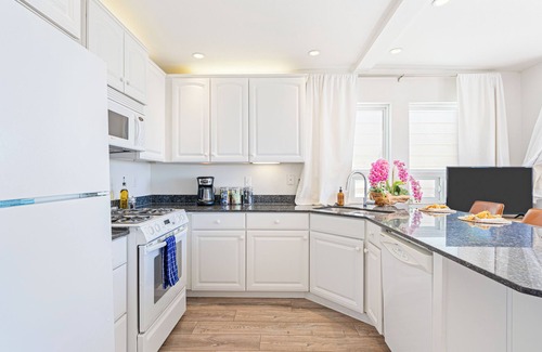 Cayucos Casa | Studio Near Cayucos Pier | King Bed + Full Kitchen + Communal Firepit Lounge
