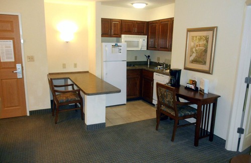 Eden Apartamento | Estudio cerca del aeropuerto de Savannah | Acceso a la piscina estacional + desayuno gratis