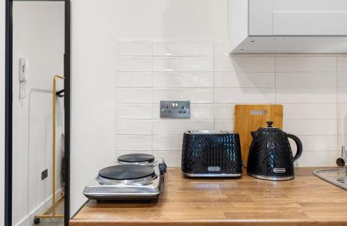 Upper Edmonton Apartamento | Studio next North Mid Hospital & Hotspur Stadium