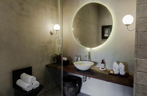 Laksmana Hotel | Studio O - 2 Floor Studio, Central Seminyak Walk to Beach