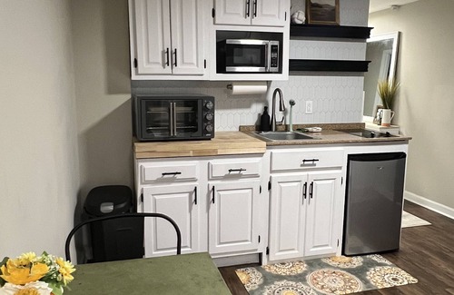 Christiansburg Apartamento | Studio oasis ready for you! …No Cleaning Fee….Near I-81, VT & Radford