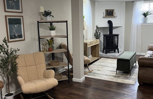 Christiansburg Apartamento | Studio oasis ready for you! …No Cleaning Fee….Near I-81, VT & Radford