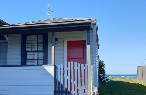 Urunga Apartamento | Studio on Morgo overlooks the ocean and estuary within 2 minutes walk town Lido