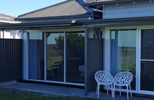 Urunga Apartamento | Studio on Morgo overlooks the ocean and estuary within 2 minutes walk town Lido