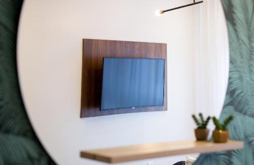 Little Italy Apartamento | Studio Palms Steps from JeanTalon Market Full Bath by Den Stays