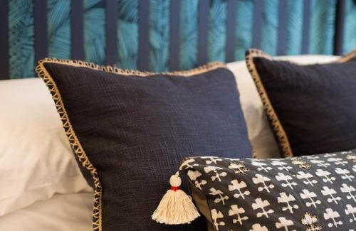 Little Italy Apartamento | Studio Palms Steps from JeanTalon Market Full Bath by Den Stays