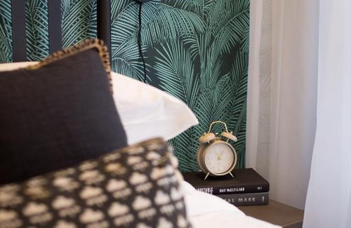 Little Italy Apartamento | Studio Palms Steps from JeanTalon Market Full Bath by Den Stays