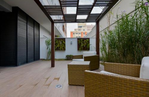 Reboucas Apartamento | Studio prox shopping Curitiba Wifi, TV a Cabo e ar by UROOMS