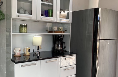 Nueva Gorgona Apartamento | Estudio, Queen y Twin con baño completo y cocineta a 30 yardas de Playa Malibu!