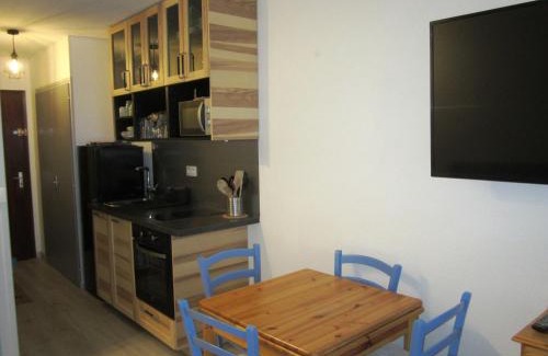 Villard-de-Lans Apartamento | Studio rénové au pied des pistes avec balcon – 4 pers, cuisine équipée, parking gratuit - FR-1-689-87