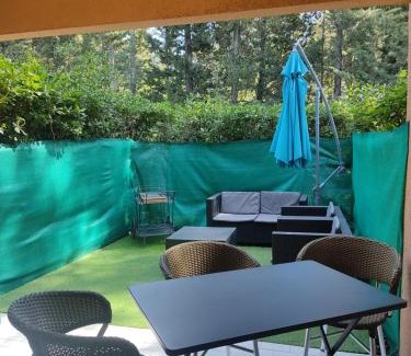 Sanary-sur-Mer Apartamento | STUDIO RDJ TERRASSE PISCINE SANARY SUR MER