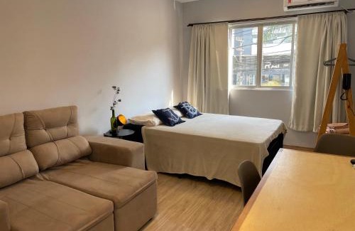 Pioneiros Apartamento | Studio reformado no centro com garagem, à 2min praia