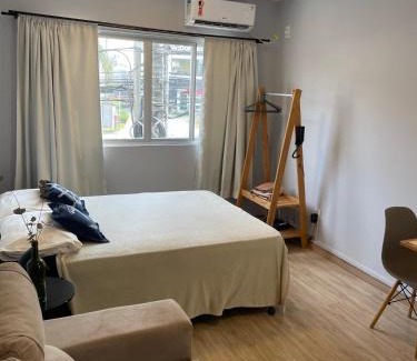 Pioneiros Apartamento | Studio reformado no centro com garagem, à 2min praia