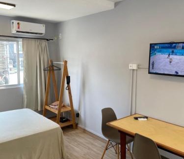 Pioneiros Apartamento | Studio reformado no centro com garagem, à 2min praia