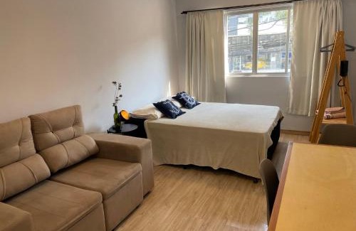 Pioneiros Apartamento | Studio reformado no centro com garagem, à 2min praia