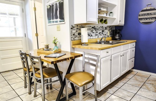 Eddyville Apartamento | Studio Rental (Sleeps 1-4) - Studio style unit with small kitchen, bathroom, & 2 Queen Beds