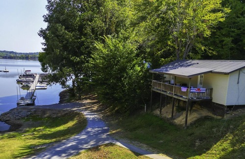 Eddyville Apartamento | Studio Rental (Sleeps 1-4) - Studio style unit with small kitchen, bathroom, & 2 Queen Beds