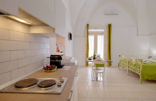 Leverano Apartamento | Estudio 'Residenza Isabella 2' cerca del centro de la ciudad con jardín y aire acondicionado