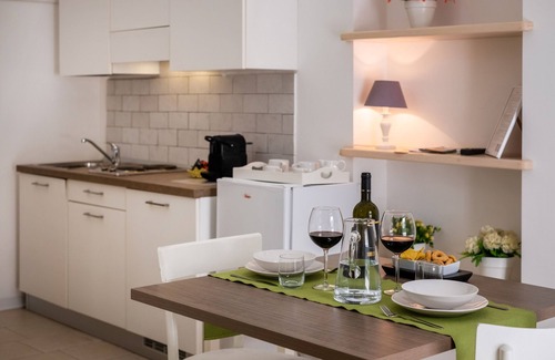 Leverano Apartamento | Estudio 'Residenza Isabella 2' cerca del centro de la ciudad con jardín y aire acondicionado