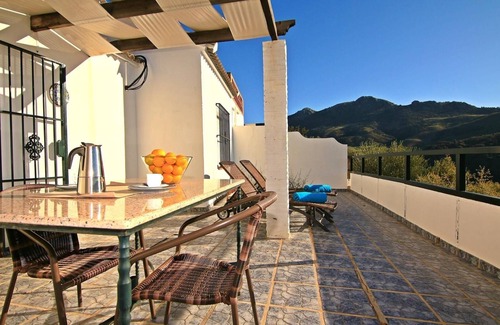 Montecorto Apartamento | Estudio "Romantic Paradise 2" con vistas a la montaña, piscina, Wi-Fi y jardín