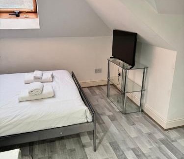 Newbury Casa | Studio Rooms Ensuite Newbury Park London
