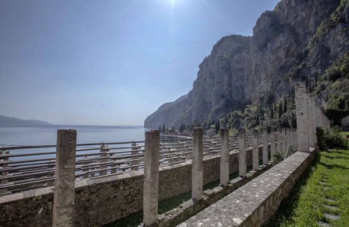 Tignale Apartamento | Studio rustically furnished, overlooking lake and with terrace