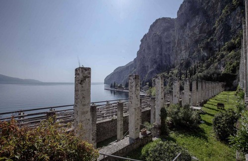 Tignale Apartamento | Studio rustically furnished, overlooking lake and with terrace