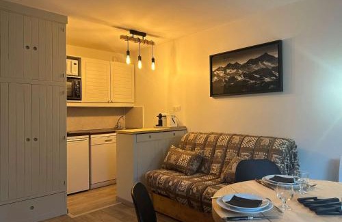 Meribel Centre Apartamento | Studio skis aux pieds, 3 pers, centre Méribel, balcon, TV, fibre - FR-1-180-638